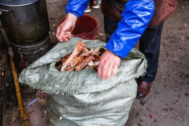 图为淮河收拾剥剩下的猪骨头,满满一麻袋.