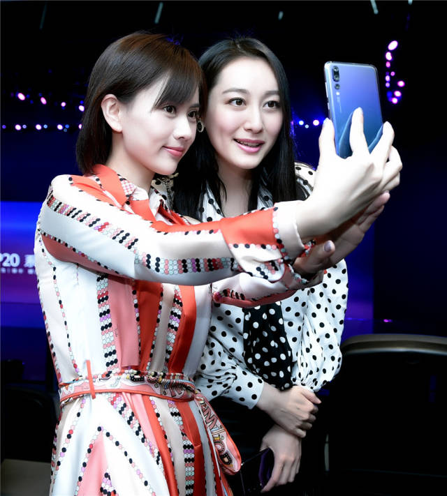 梁缘亮相活动气质满分 造型简约尽显时尚