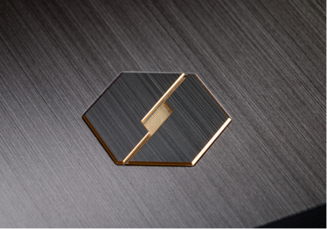 在a面,能看到金属感极强的机械革命logo.