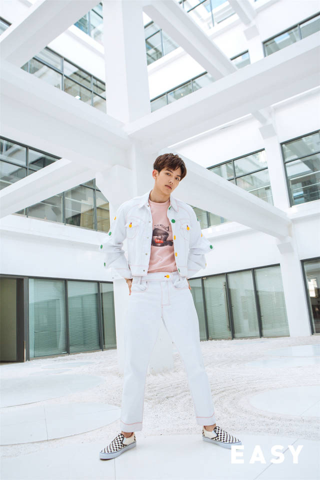 王以纶最新时尚大片曝光 甜酷guy解锁春夏穿搭新风潮