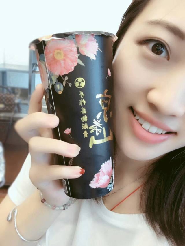 这家刷爆ins的爆红台湾高颜值奶茶,今天空降扬州,到店更有五折惊喜!