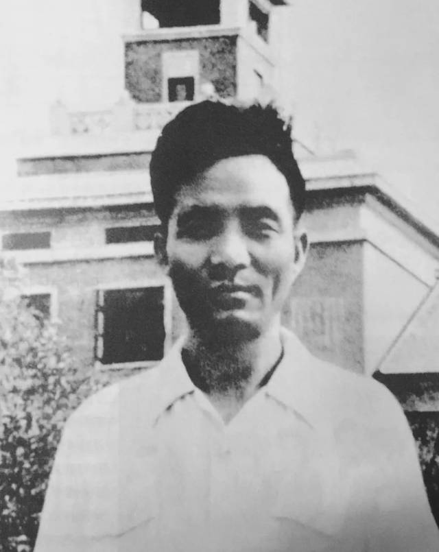 他带着老百姓剿匪反霸,对抗风沙的事迹已经远近闻名;1953年6月,焦裕禄