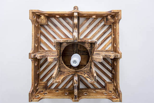 老张自己设计制作的木制吊灯.