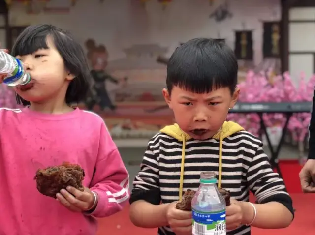 " 小朋友玩起大胃王游戏来