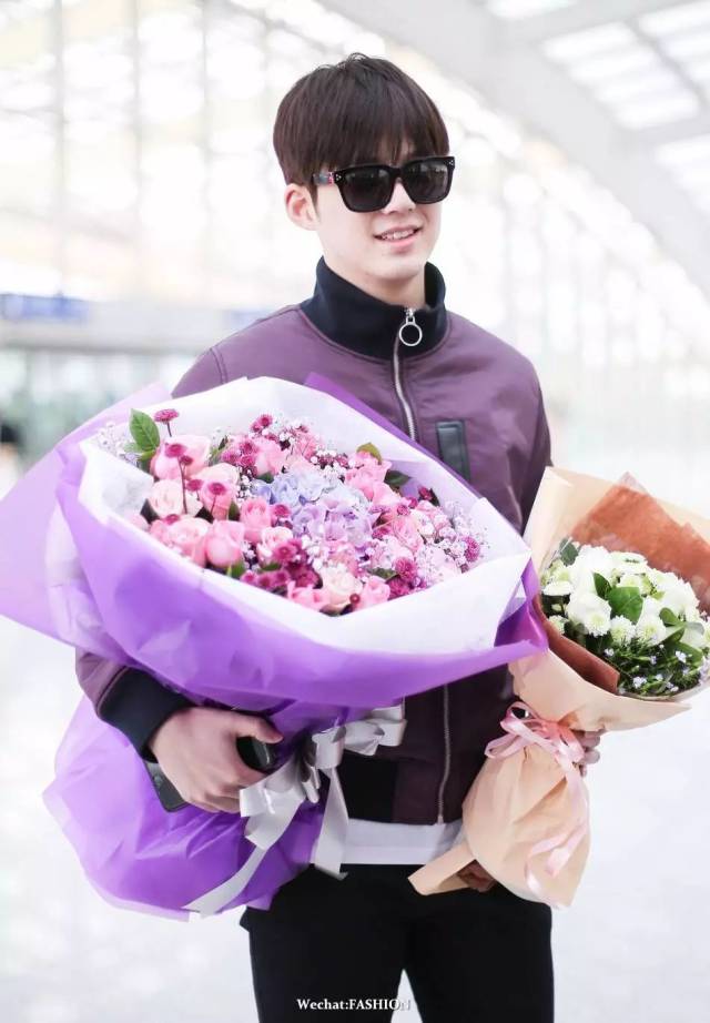 型男| 你说男生穿紫色很娘?我说张艺兴鹿晗穿得很帅