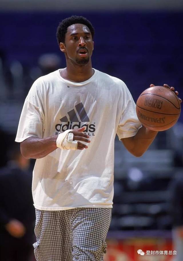 深度体育体育画报科比珍藏训练照重复20年的伟大