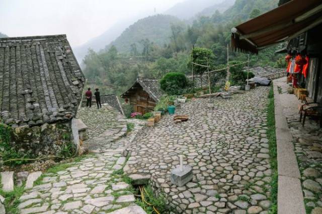 從蒼南橋墩鎮上驅車前往碗窯村,途徑一段山路,用時約20分鐘.