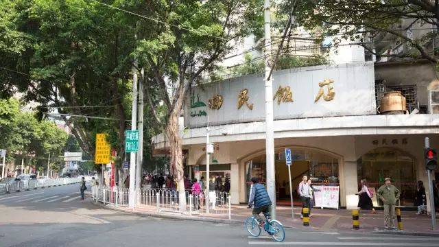 说起来,这是一家很有特色的老字号饭店,是广州唯一一家把粤菜做成清真