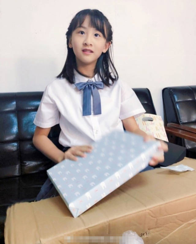 森碟十岁生日粉丝送礼物 穿校服裙灵气十足超清新