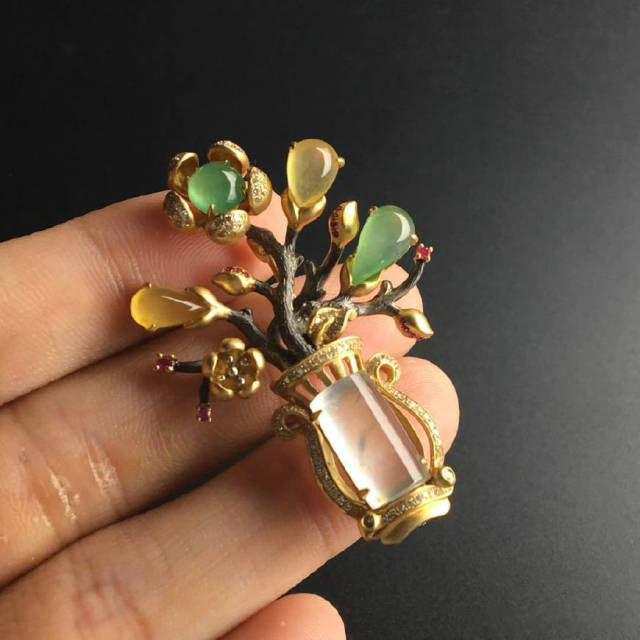 翡翠玉石胸针的独特之处