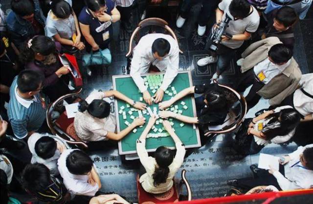 奇葩十随时随地搓麻将 成都人就这点爱好了 喝茶,打牌,摆龙门阵 正常
