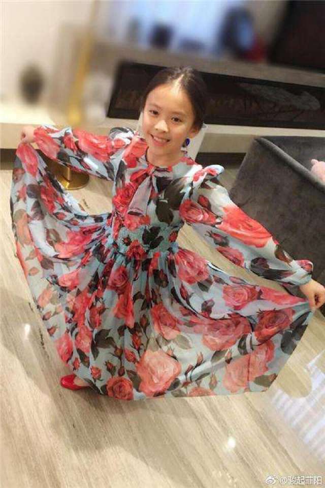 王珂晒刘涛与女儿对比照,一家四口完全是复制粘贴