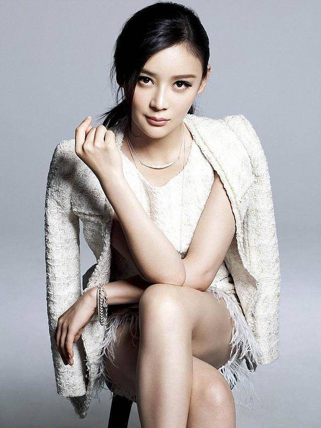 经常深陷漩涡的女星，尽管遭受太多非议，依然笑颜如花