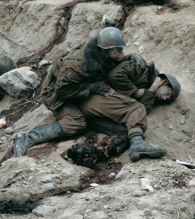 《将死士兵的对话》(杰夫·沃尔) 在照片上,一大群即将死亡的士兵在