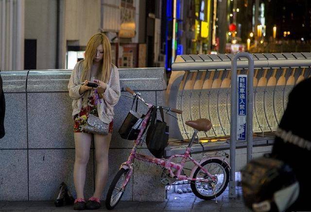 日本东京夜幕下的站街女孩