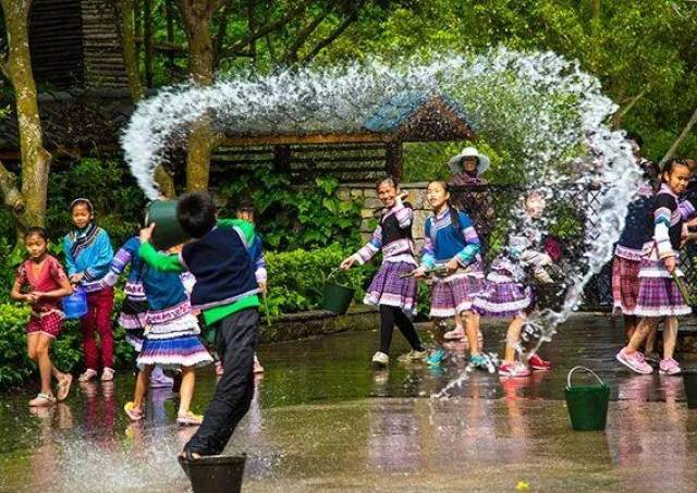 背美女过河,竹筏漂流,罗平"三月三布依族泼水节"竟有多种玩法