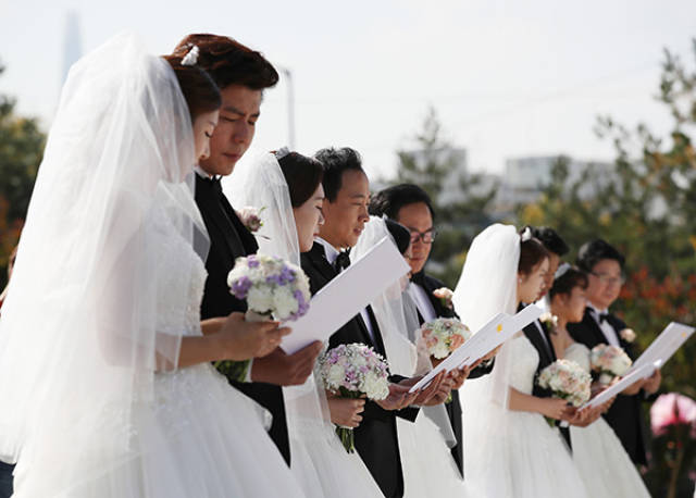 韓國首爾,江東區一公園舉行集體婚禮.視覺中國