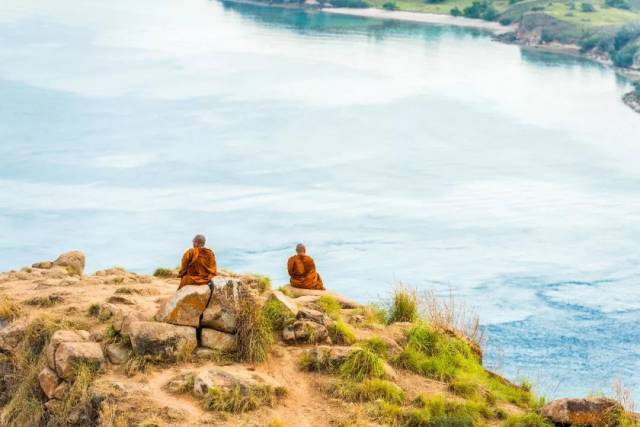 gili lawa山顶,两位大师傅在等待日落