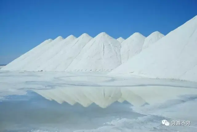 5%,高于海水的平均盐度,一般都能看到大量自然析出的盐晶!