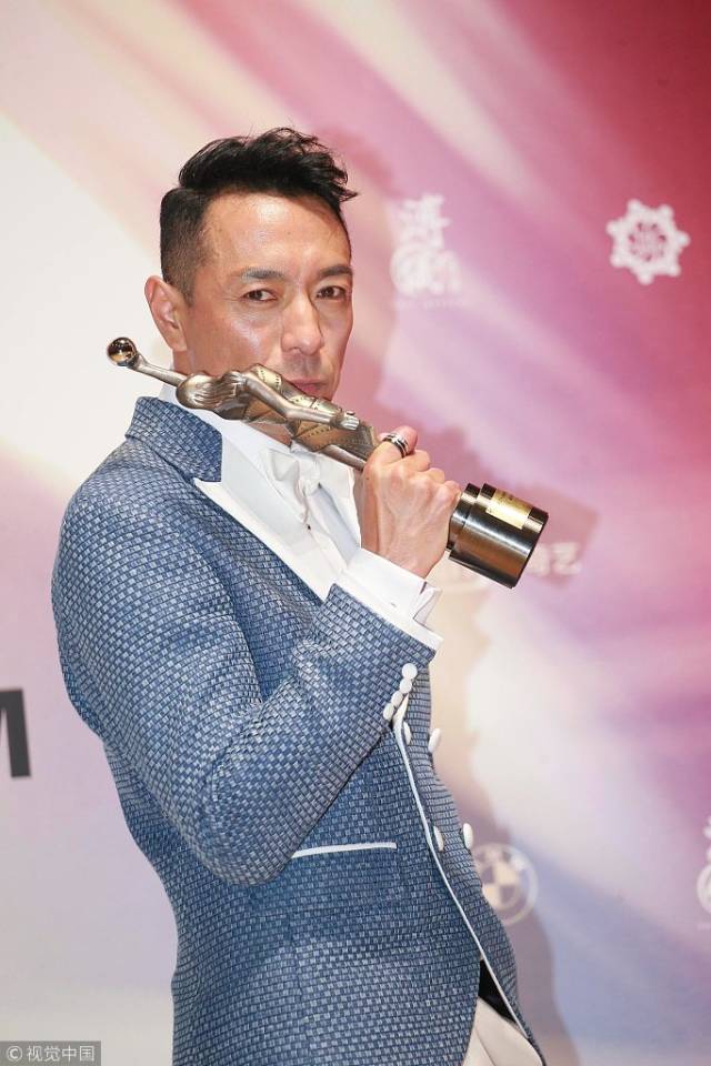 姜皓文多年配角终于熬出头,凭借《拆弹专家》获奖.