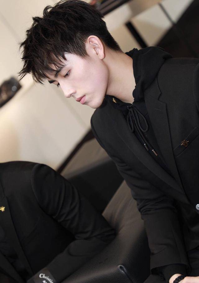 陈宇飞身穿西装搭配卫衣,一点都不另类,这才叫帅!