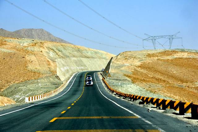 此时,虽然天气情况不是很好,但g215的路况却非常好,所以跑起来也特别