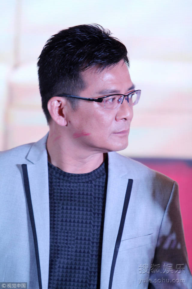 靖哥哥依然帅!57岁黄日华与粉丝热拥脸颊留口红印