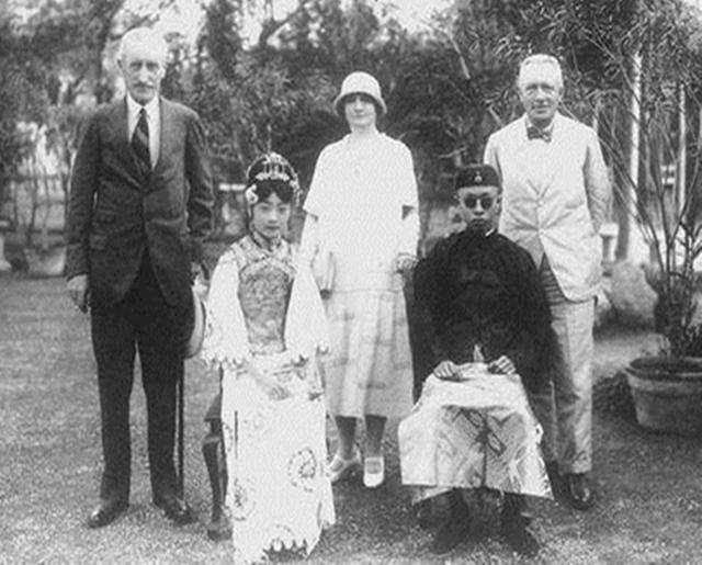 妃子)和端康皇贵太妃(光绪帝的瑾妃)每人赐给他一桌当时最时髦的寿宴