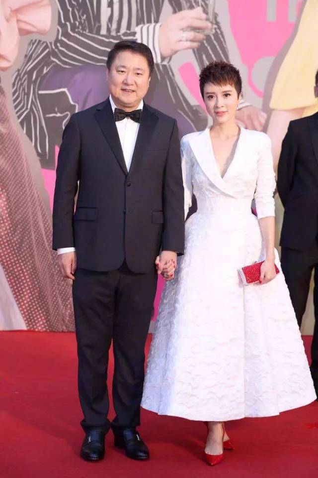 于冬金巧巧夫妇现身2018第37届香港电影金像奖颁奖典礼红毯