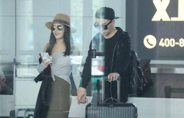 释小龙的现任女友是演员王若伊,王若伊,曾是模特,身材相当好.