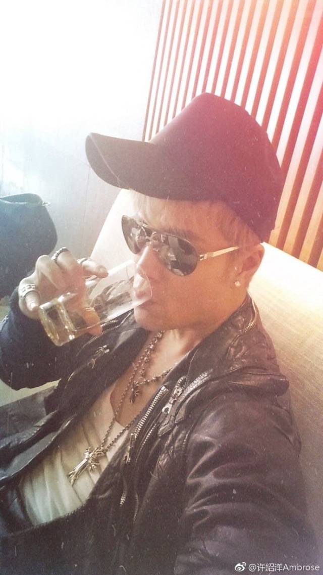 曾经斯文的许绍洋还坚持健身三年,变成了一个让人惊讶的大块头肌肉男.