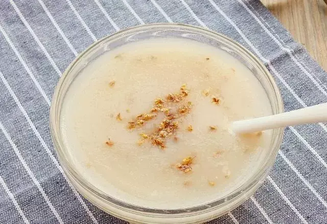 莲藕,性寒,有清热凉血作用,可用来治疗热性病;且藕中富含铁,钙等微量