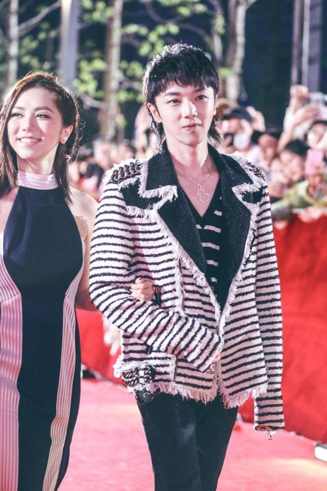 华晨宇邓紫棋深情演绎《光年之外》 互动萌甜