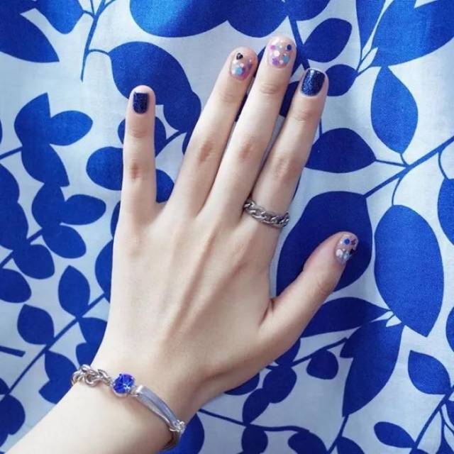 超显手白的蓝色系美甲,蓝色控的福利哦!