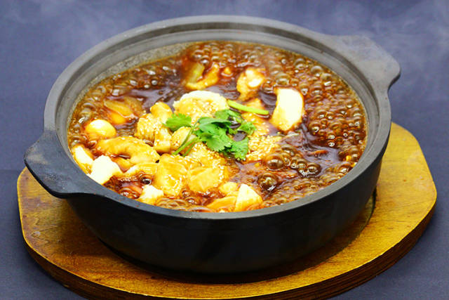 小喵泡泡鱼是一种石锅捞烫新美食,采用无刺的鲜嫩鱼肉作为标准的营养