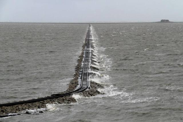 哐叮哐叮~《千与千寻》中的海上列车驶进了现实世界