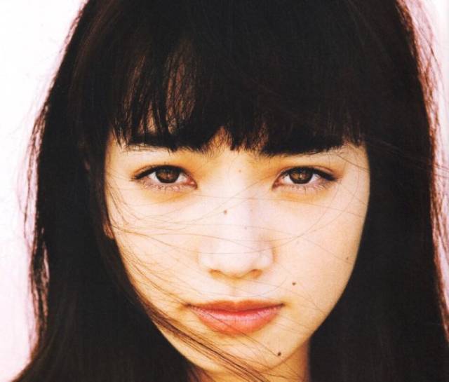 这种厌世感,最早还是来自日本杂志模特,感受下真正的厌世脸,真正从