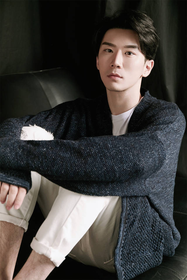 曾虹畅曝写真大片 演绎居家新时尚