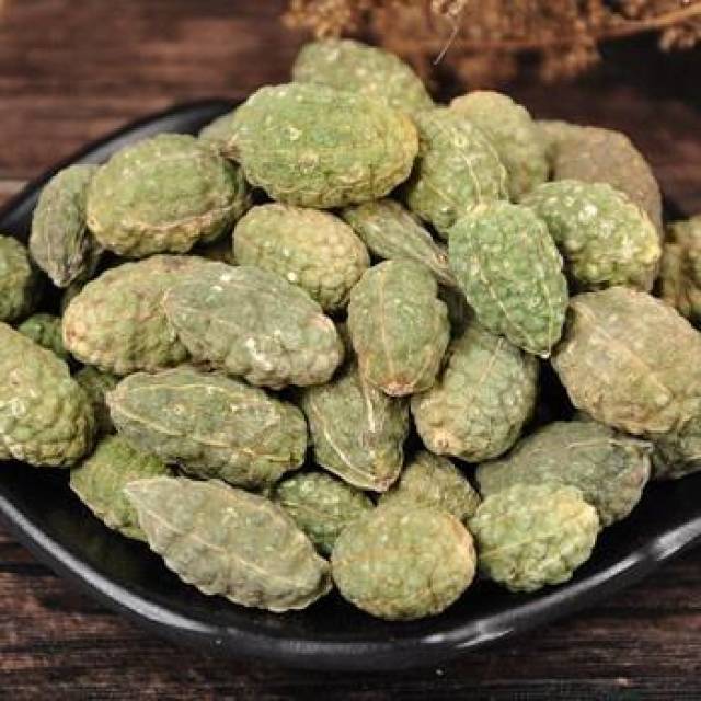 农村这种叫老鼠瓜的野果, 外形很像小西瓜, 用来泡酒能治风湿_手机