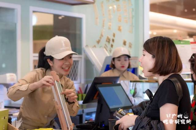 全国第一家为聋哑人发声的店,刷爆了广州
