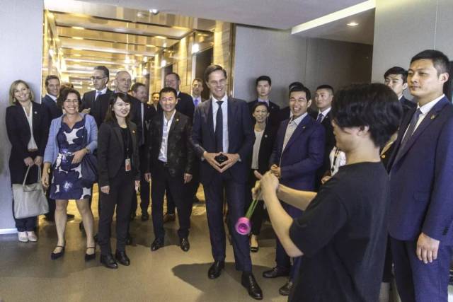 为了让首相一行全面快速地认识奥飞,蔡东青董事长则是用一款款知名