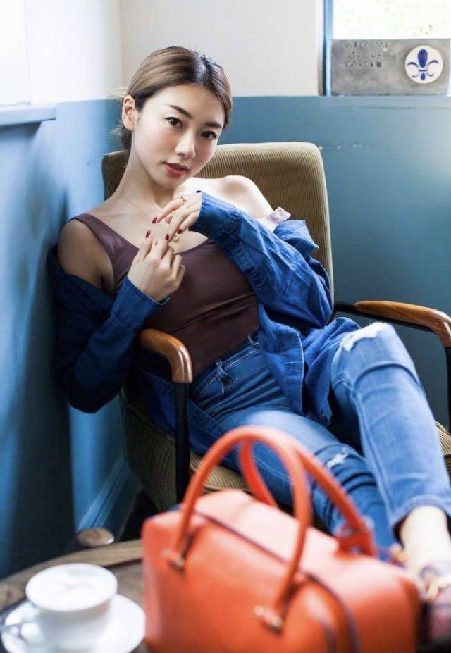 郑恺前女友程晓玥系为时尚圈名人,而她最近的穿搭你打多少分呢