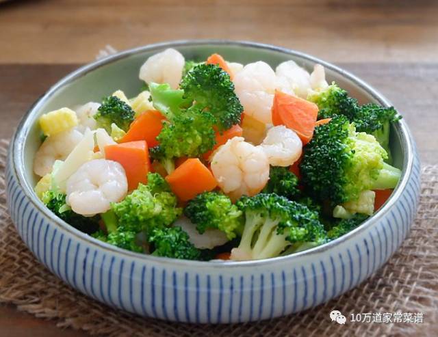 时令新鲜的蔬菜搭配营养鲜美的虾仁,操作简单快手美味不减