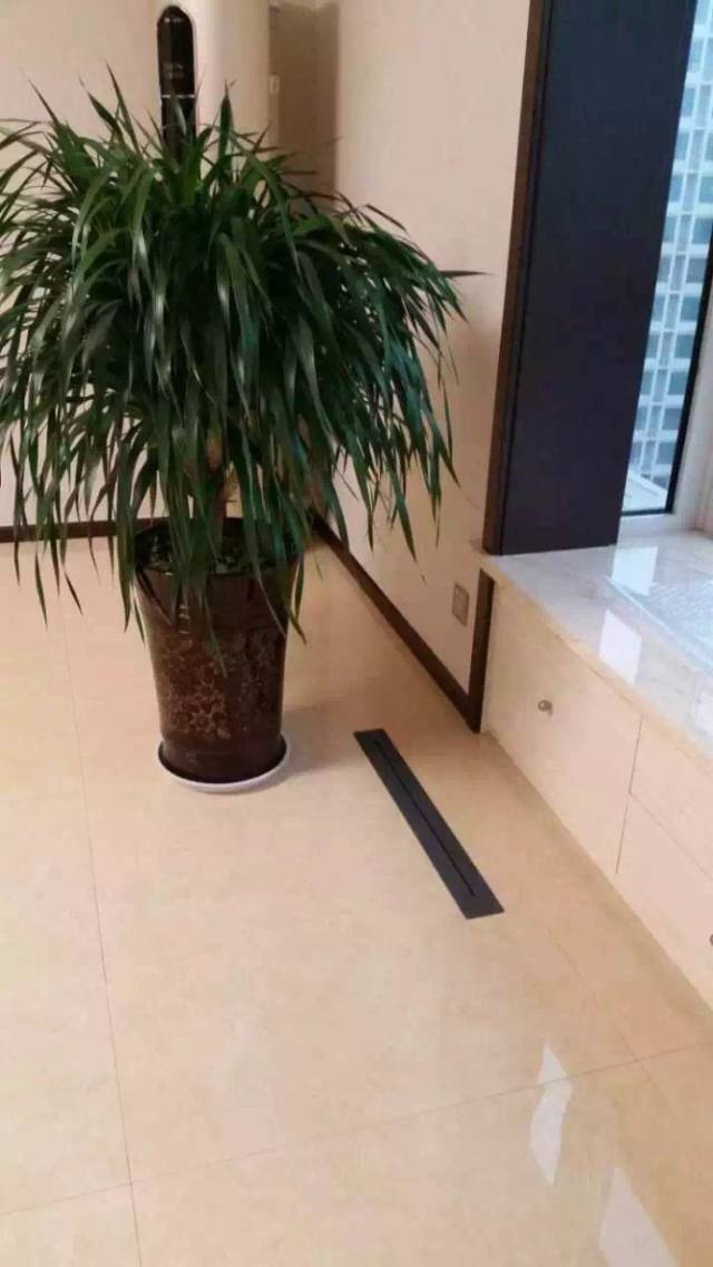 采用地送顶排的方式,送风口与排风口之间的气流路径会完美的形成置换