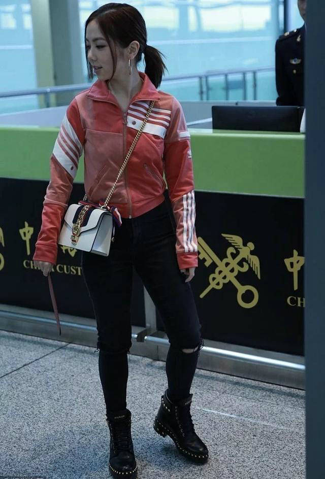 邓紫棋这是瘦了多少啊,一条黑色紧身裤穿出筷子腿,网友:不敢认