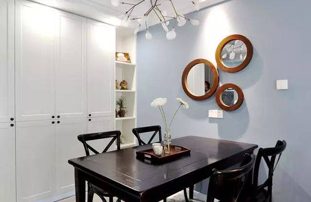 19,餐厅里的插座相对少一些,那就是餐桌旁边的火锅插座,如果冰箱放