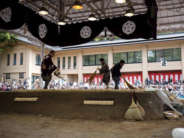 正式比赛前,工作人员在清扫相扑比赛的场地.