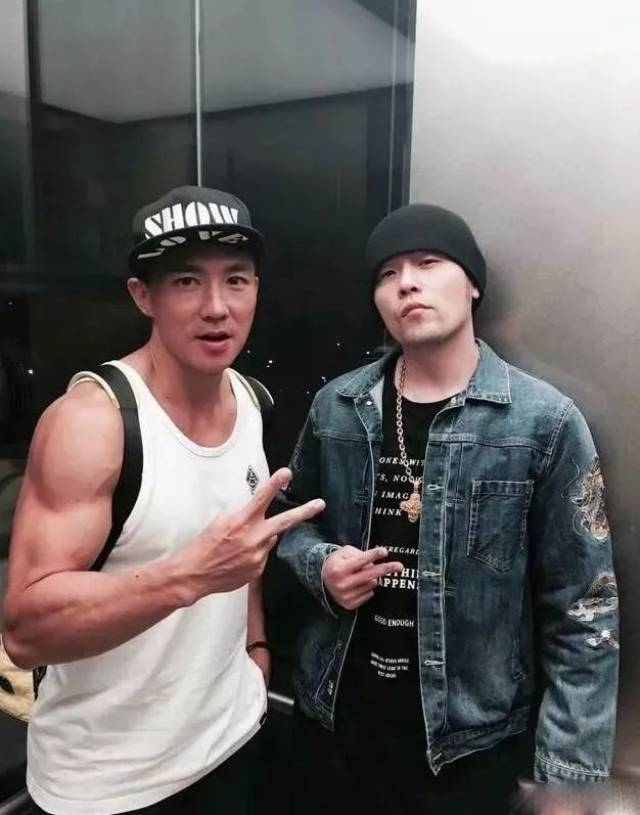 带周董彭于晏练出八块腹肌,时薪10万仍一练难求,他才是真正的"明星