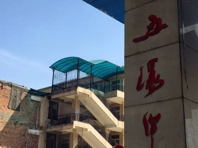 其他的都已经拆除,初中部现在搬到了五环小学,而小学搬进了之前已经