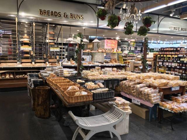 现代田园风的生鲜超市陈列展示,拖拉机都开进去了